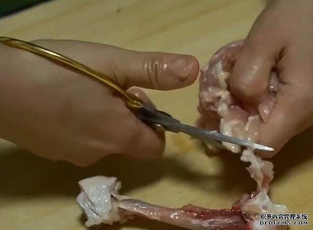 雞腿的新吃法，不蒸不煮不烤，不用一滴油，外香內(nèi)酥太好吃了