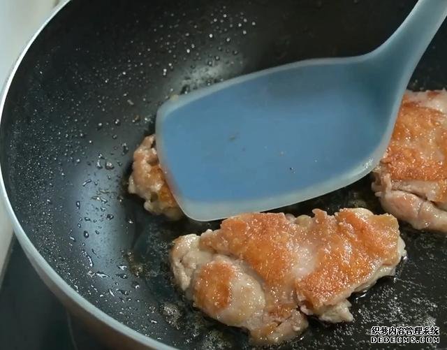 雞腿的新吃法，不蒸不煮不烤，不用一滴油，外香內(nèi)酥太好吃了