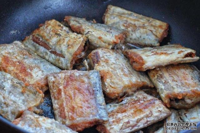 煎帶魚時，有人裹面粉，有人裹淀粉，大廚：都不對，教你最香做法