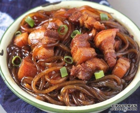 這道東北菜，堪稱燉菜中的經(jīng)典，天冷了吃一鍋，渾身舒坦