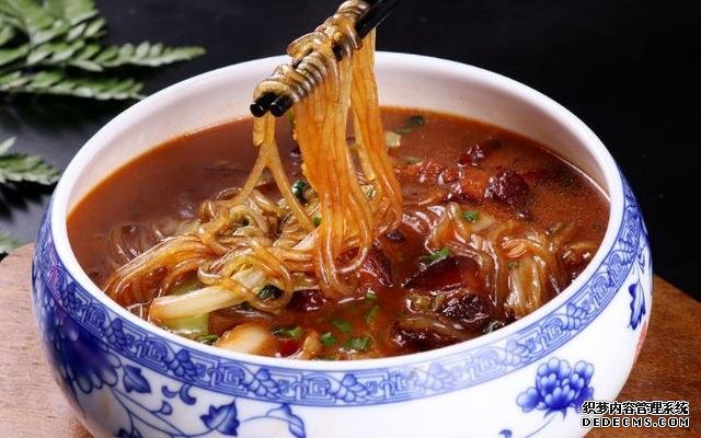 這道東北菜，堪稱燉菜中的經(jīng)典，天冷了吃一鍋，渾身舒坦