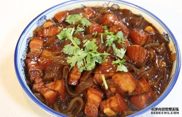 這道東北菜，堪稱燉菜中的經(jīng)典，天冷了吃一鍋，渾身舒坦