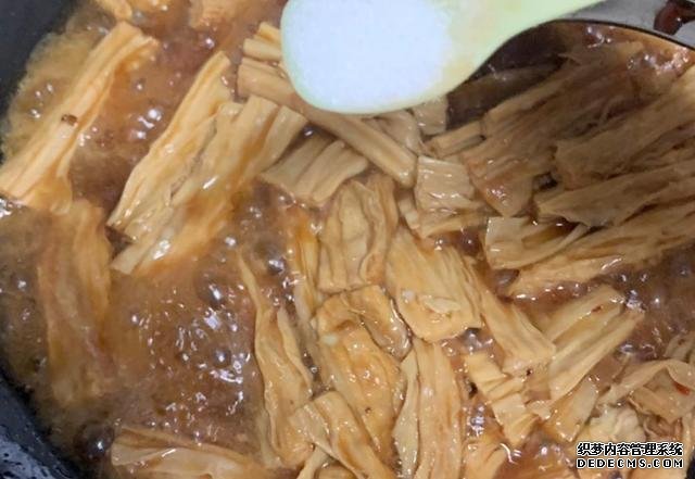 腐竹這么做，比肉還好吃，鮮香美味超下飯，必備家常菜