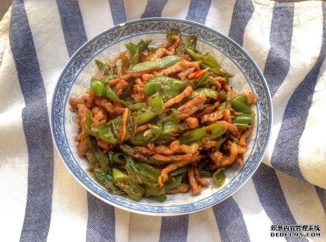 同學(xué)聚會(huì)點(diǎn)了9個(gè)菜，滿滿家鄉(xiāng)記憶，每道都搶手，女生也能吃3碗飯
