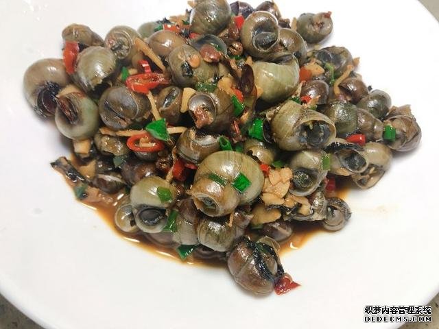 同學(xué)聚會(huì)點(diǎn)了9個(gè)菜，滿滿家鄉(xiāng)記憶，每道都搶手，女生也能吃3碗飯
