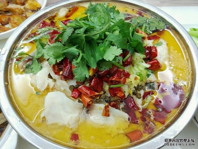 同學(xué)聚會(huì)點(diǎn)了9個(gè)菜，滿滿家鄉(xiāng)記憶，每道都搶手，女生也能吃3碗飯