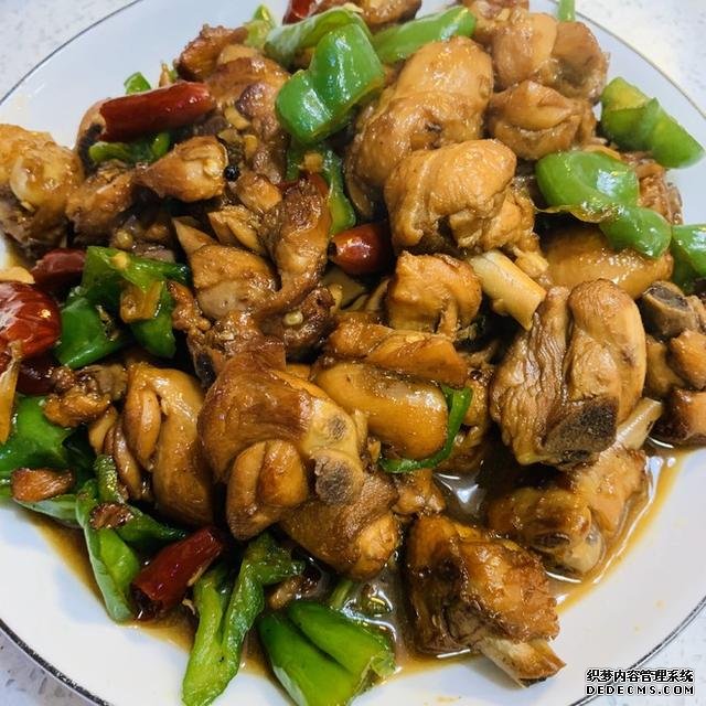 同學(xué)聚會(huì)點(diǎn)了9個(gè)菜，滿滿家鄉(xiāng)記憶，每道都搶手，女生也能吃3碗飯