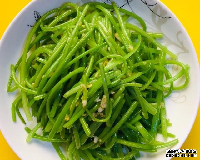 同學(xué)聚會(huì)點(diǎn)了9個(gè)菜，滿滿家鄉(xiāng)記憶，每道都搶手，女生也能吃3碗飯