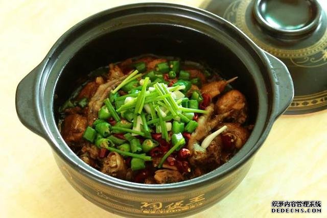 同學(xué)聚會(huì)點(diǎn)了9個(gè)菜，滿滿家鄉(xiāng)記憶，每道都搶手，女生也能吃3碗飯
