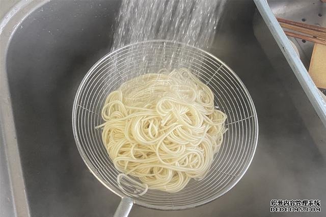 用掛面做炒面，不要煮過就炒，多加2步，不坨不粘鍋，根根分明