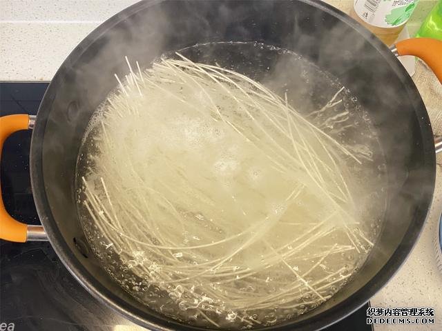 用掛面做炒面，不要煮過就炒，多加2步，不坨不粘鍋，根根分明