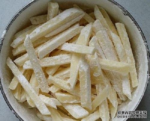 炸薯條時，土豆最忌焯水直接炸，多加這1步，薯條香脆不回軟