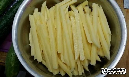 炸薯條時，土豆最忌焯水直接炸，多加這1步，薯條香脆不回軟