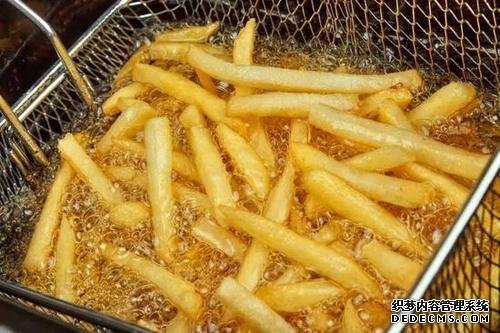 炸薯條時，土豆最忌焯水直接炸，多加這1步，薯條香脆不回軟