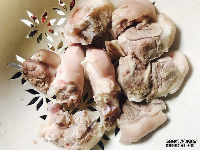 黃豆?fàn)F豬腳這樣做，豬腳不腥還軟綿，香糯又美味，一鍋都不夠吃
