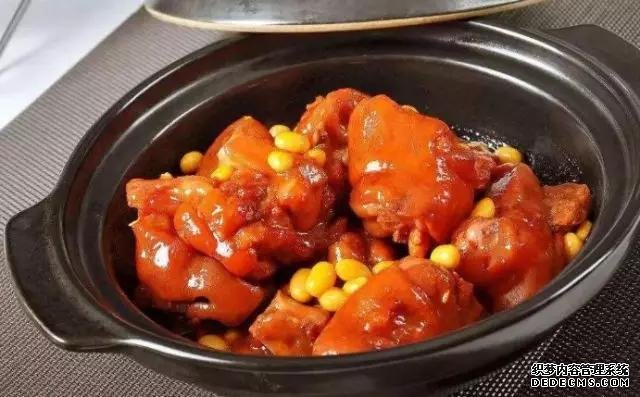 黃豆?fàn)F豬腳這樣做，豬腳不腥還軟綿，香糯又美味，一鍋都不夠吃