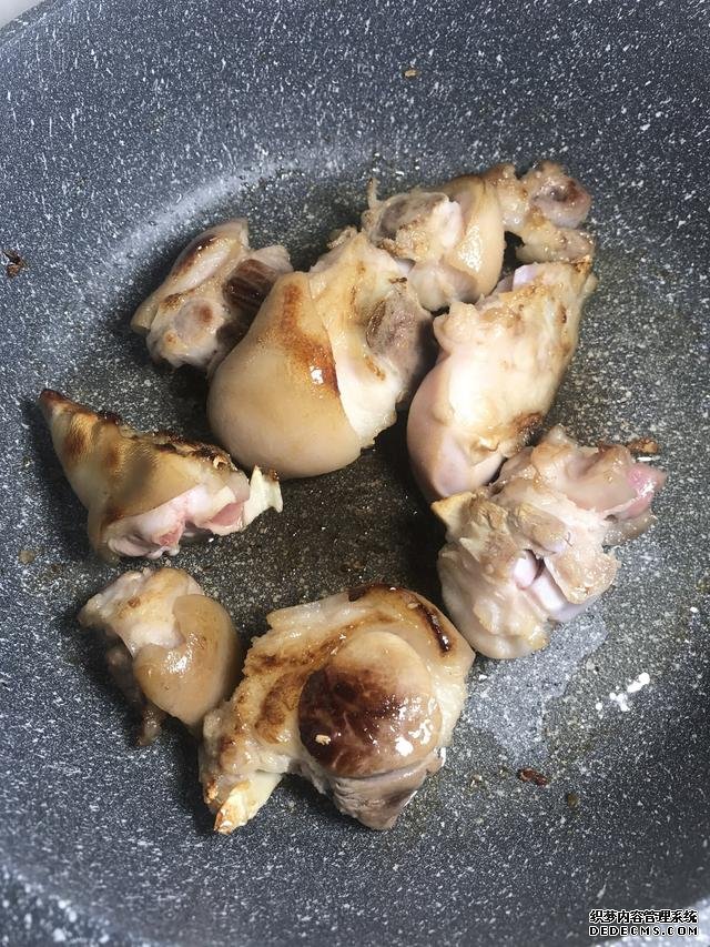 黃豆?fàn)F豬腳這樣做，豬腳不腥還軟綿，香糯又美味，一鍋都不夠吃