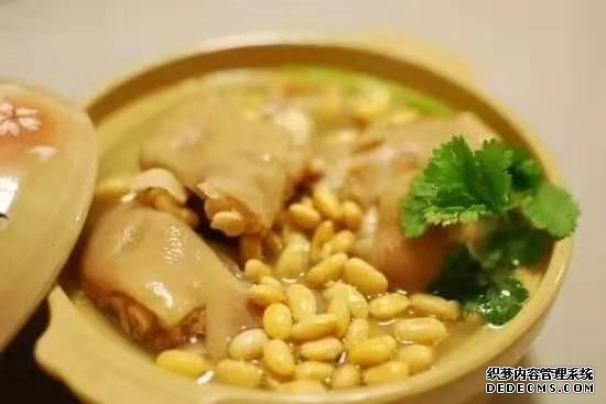 黃豆?fàn)F豬腳這樣做，豬腳不腥還軟綿，香糯又美味，一鍋都不夠吃
