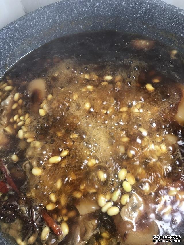黃豆?fàn)F豬腳這樣做，豬腳不腥還軟綿，香糯又美味，一鍋都不夠吃