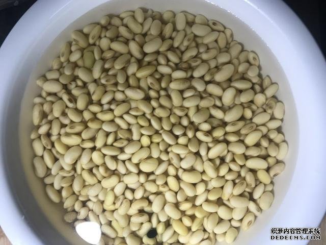 黃豆?fàn)F豬腳這樣做，豬腳不腥還軟綿，香糯又美味，一鍋都不夠吃