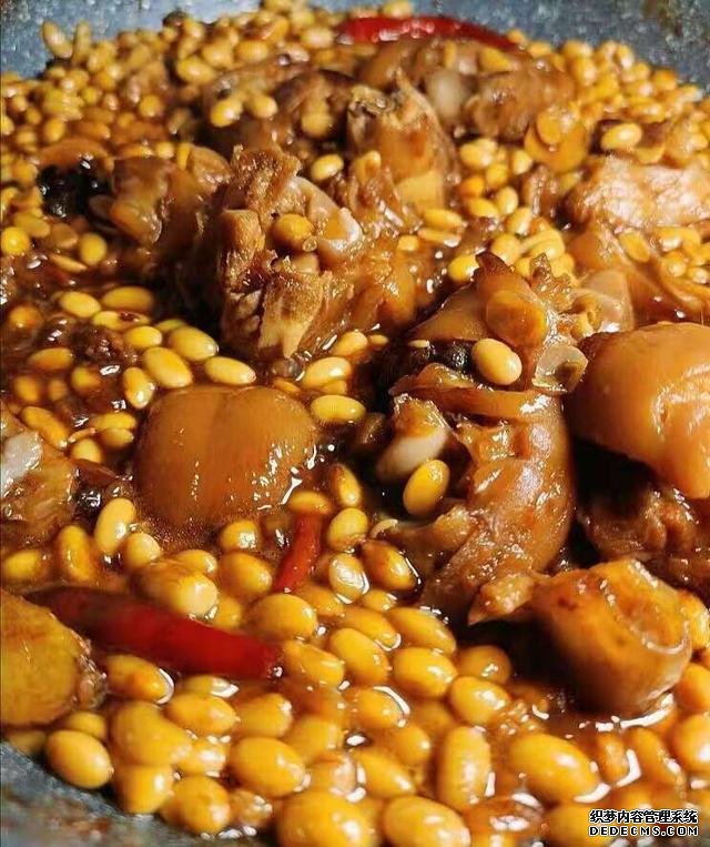 黃豆?fàn)F豬腳這樣做，豬腳不腥還軟綿，香糯又美味，一鍋都不夠吃