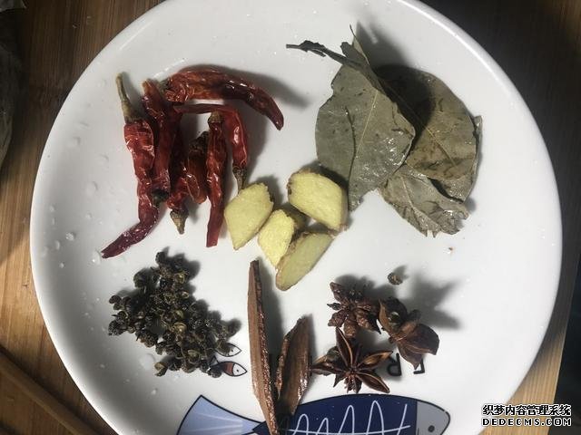 黃豆?fàn)F豬腳這樣做，豬腳不腥還軟綿，香糯又美味，一鍋都不夠吃