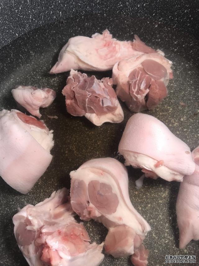 黃豆?fàn)F豬腳這樣做，豬腳不腥還軟綿，香糯又美味，一鍋都不夠吃
