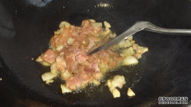 花菜燒肉做法，色香味俱全，能讓你多吃幾碗飯
