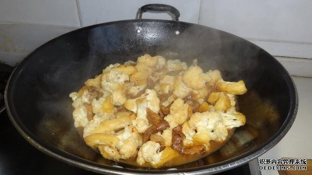 花菜燒肉做法，色香味俱全，能讓你多吃幾碗飯