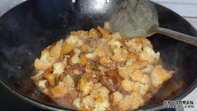 花菜燒肉做法，色香味俱全，能讓你多吃幾碗飯