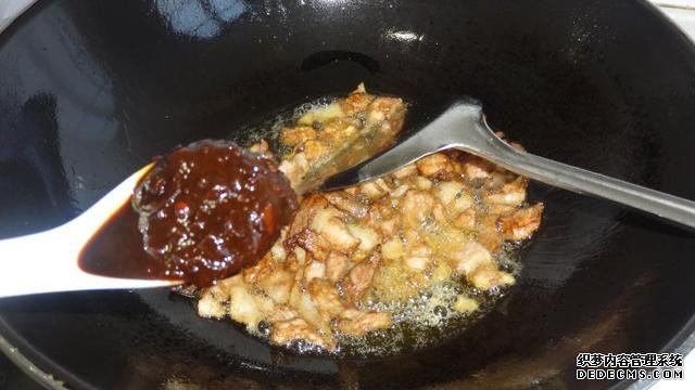 花菜燒肉做法，色香味俱全，能讓你多吃幾碗飯