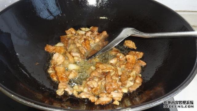 花菜燒肉做法，色香味俱全，能讓你多吃幾碗飯