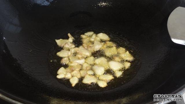 花菜燒肉做法，色香味俱全，能讓你多吃幾碗飯