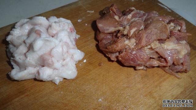 花菜燒肉做法，色香味俱全，能讓你多吃幾碗飯