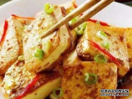 雞蛋肉末炒豆腐、臘味燜飯、辣炒脆骨這幾道家常菜的做法