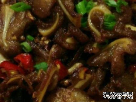雞蛋肉末炒豆腐、臘味燜飯、辣炒脆骨這幾道家常菜的做法