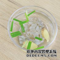 步驟圖:蝦仁放入蔥姜水中，浸泡10分鐘去腥。把姜片、蔥段放