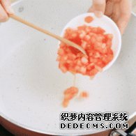 步驟圖:鍋中倒入番茄丁，翻炒出汁，大約需要5分鐘。每個(gè)爐灶