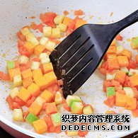步驟圖:接著倒入西葫蘆丁和南瓜丁，翻炒變軟，大約12分鐘。