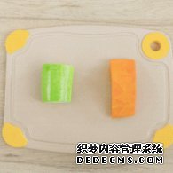 步驟圖:西葫蘆和南瓜切丁。