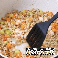 步驟圖:再倒入蝦仁、藜麥飯、大米飯，用鏟子翻炒5分鐘。