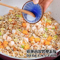 步驟圖:最后倒入鹽，用鏟子翻炒入味。