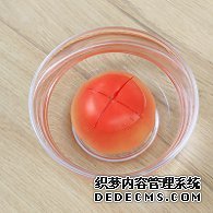 步驟圖:番茄用刀劃十字，放入開水中浸泡10分鐘。番茄開水浸