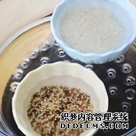 步驟圖:藜麥中加入40毫升清水，大米中加入60毫升清水，冷