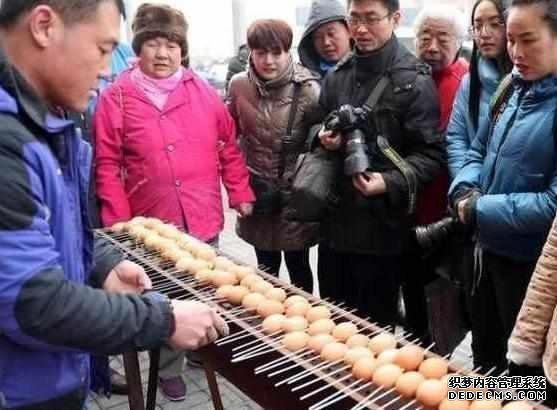 下崗大叔賣“天價”雞蛋，十元1串，食客：吃完一口還想第二口