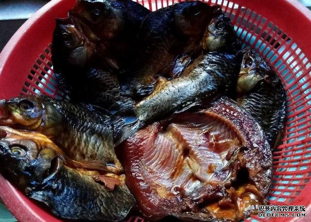 鯽魚我只服這樣做，稍微腌制風(fēng)干，做好一次可以吃上半年