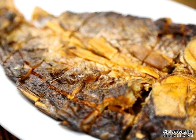 鯽魚我只服這樣做，稍微腌制風(fēng)干，做好一次可以吃上半年
