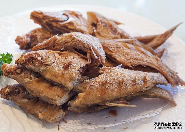 鯽魚我只服這樣做，稍微腌制風(fēng)干，做好一次可以吃上半年