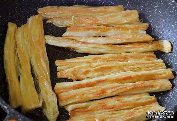 小孩愛吃辣條，教你動(dòng)手在家做，吃的放心還營(yíng)養(yǎng)，我家一做一大盤