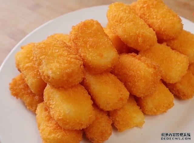 2盒牛奶，2個雞蛋，你想不到的做法，香酥鮮嫩，比炸香蕉還好吃